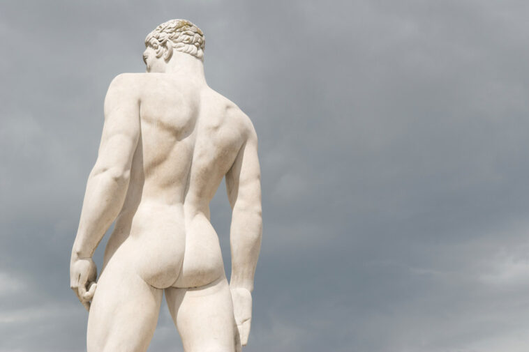 Mann statue von hinten passiv