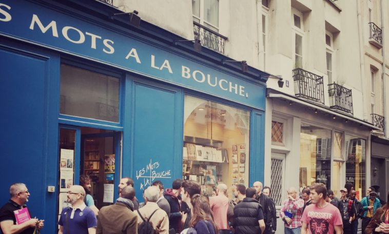 Menschenmengen vorm Buchladen «Les Mots à La Bouche» in Paris: Sie sind gekommen, um einen der vielen berühmten Autoren zu sehen, die hier ihre neuen Titel vorstellen und signieren (Foto: Simeon Morales)