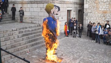 Imotski Regenbogenfamilie aus Pappe