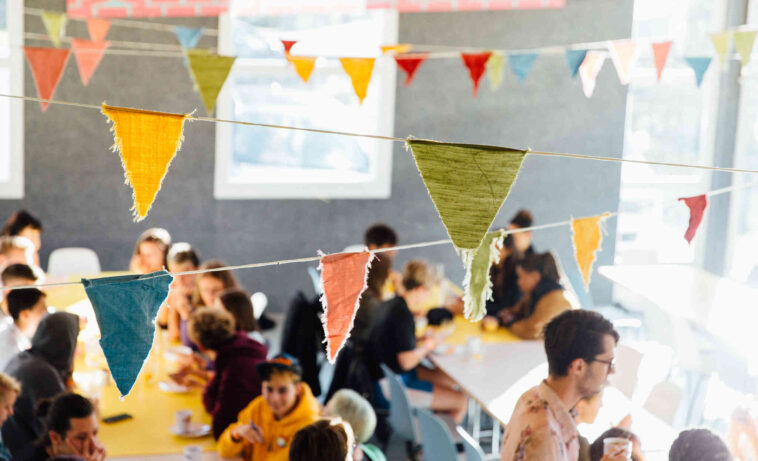 Tobias Urech Postkartenschreiben Milchjugend