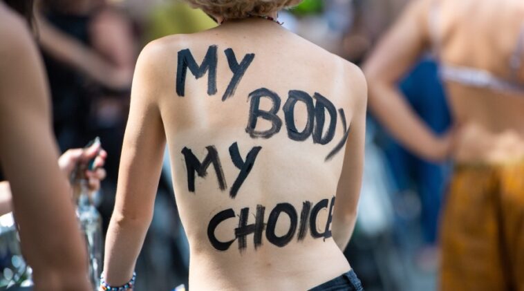 Frauen demonstrieren bei einer Demonstration in Berlin (Foto: dpa)