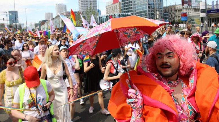 Buntes Treiben in Warschau bei der Pride (Foto: dpa)
