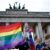 Rund 200 Menschen gedenken am Brandenburger Tor der Opfer des Anschlags in Oslo (Foto: dpa)