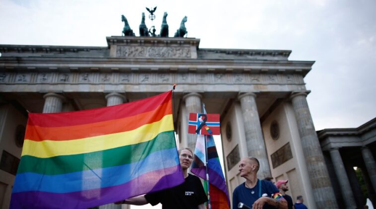Rund 200 Menschen gedenken am Brandenburger Tor der Opfer des Anschlags in Oslo (Foto: dpa)
