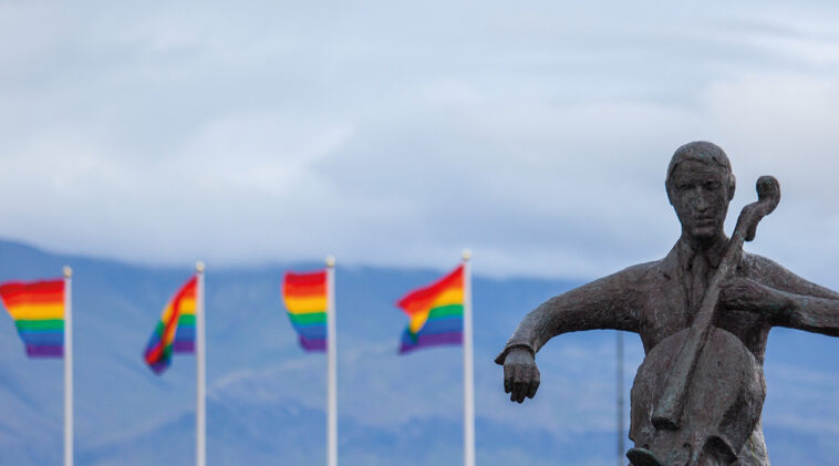 Statue Regenbogenfahnen