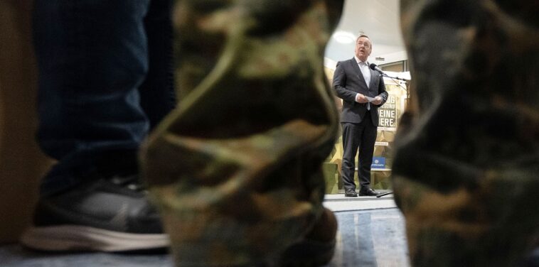 Bundesverteidigungsminister Pistorius besucht Karrierecenter
