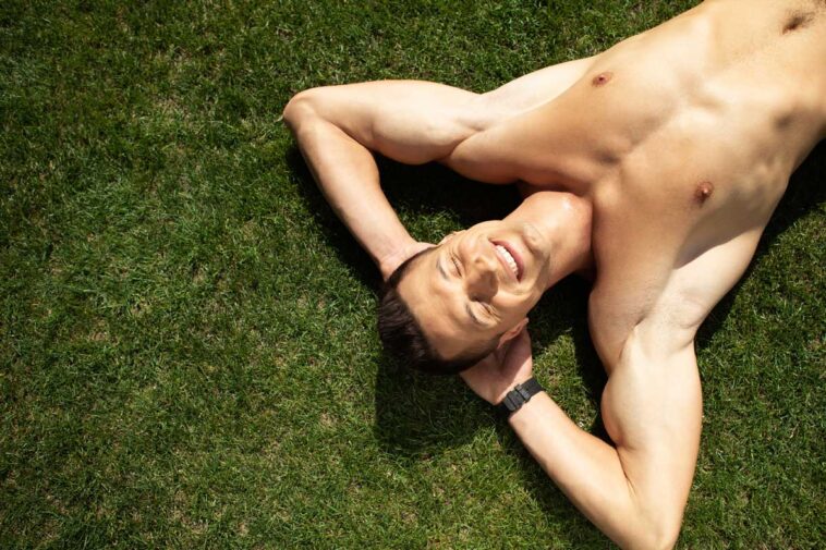 mann dr gay oben ohne gras lächeln