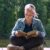 Frau liest Buch